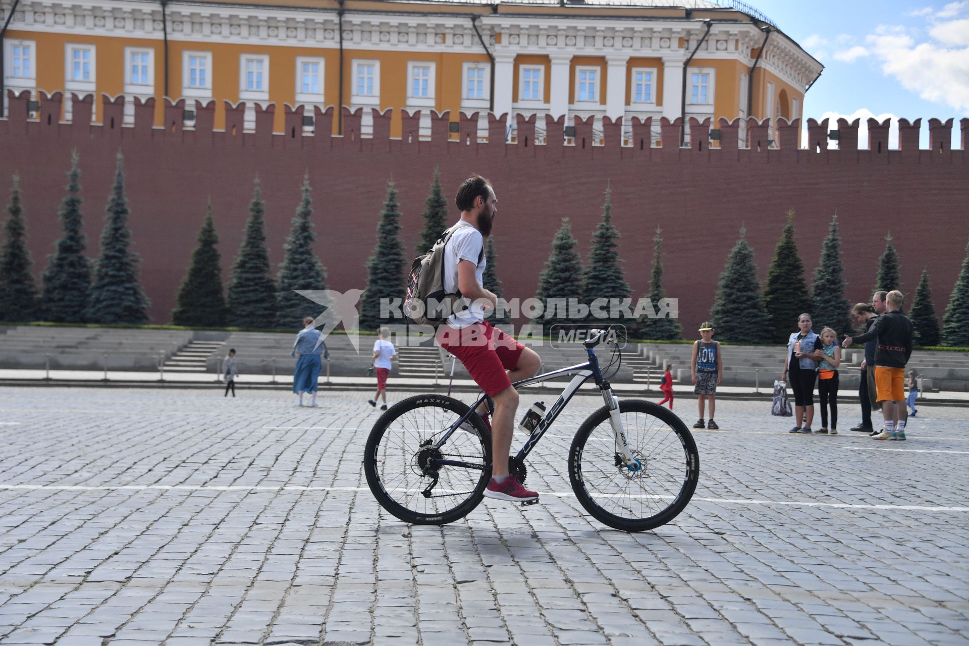 Москва. Мужчина на велосипеде на Красной площади.