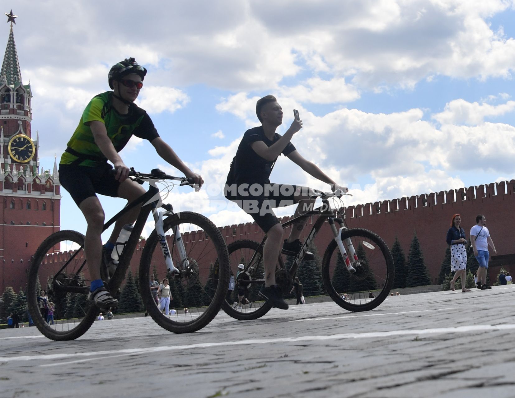 Москва. Велосипедисты на Красной площади.