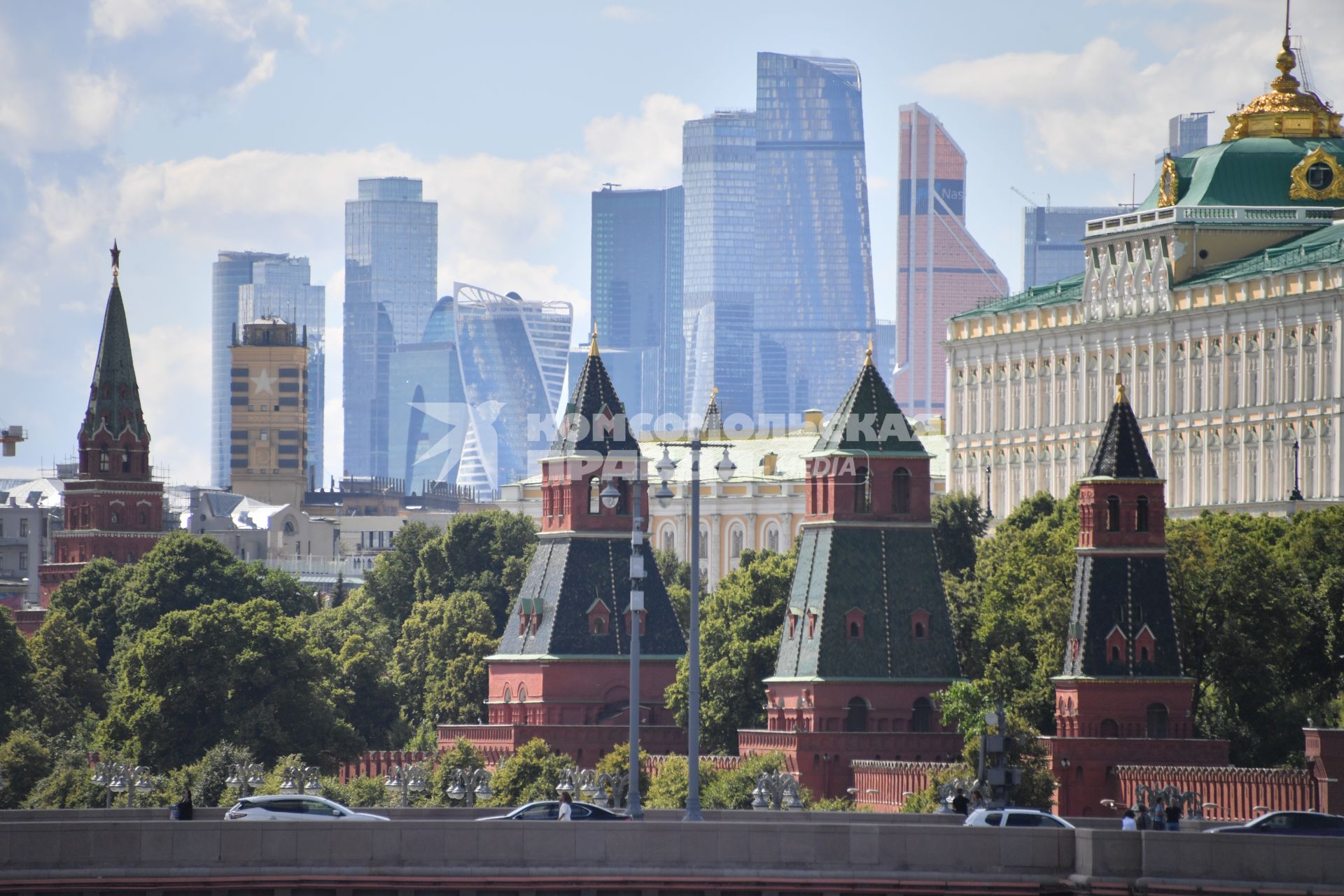 Москва. Вид на башни Кремля и башни Москва-Сити.