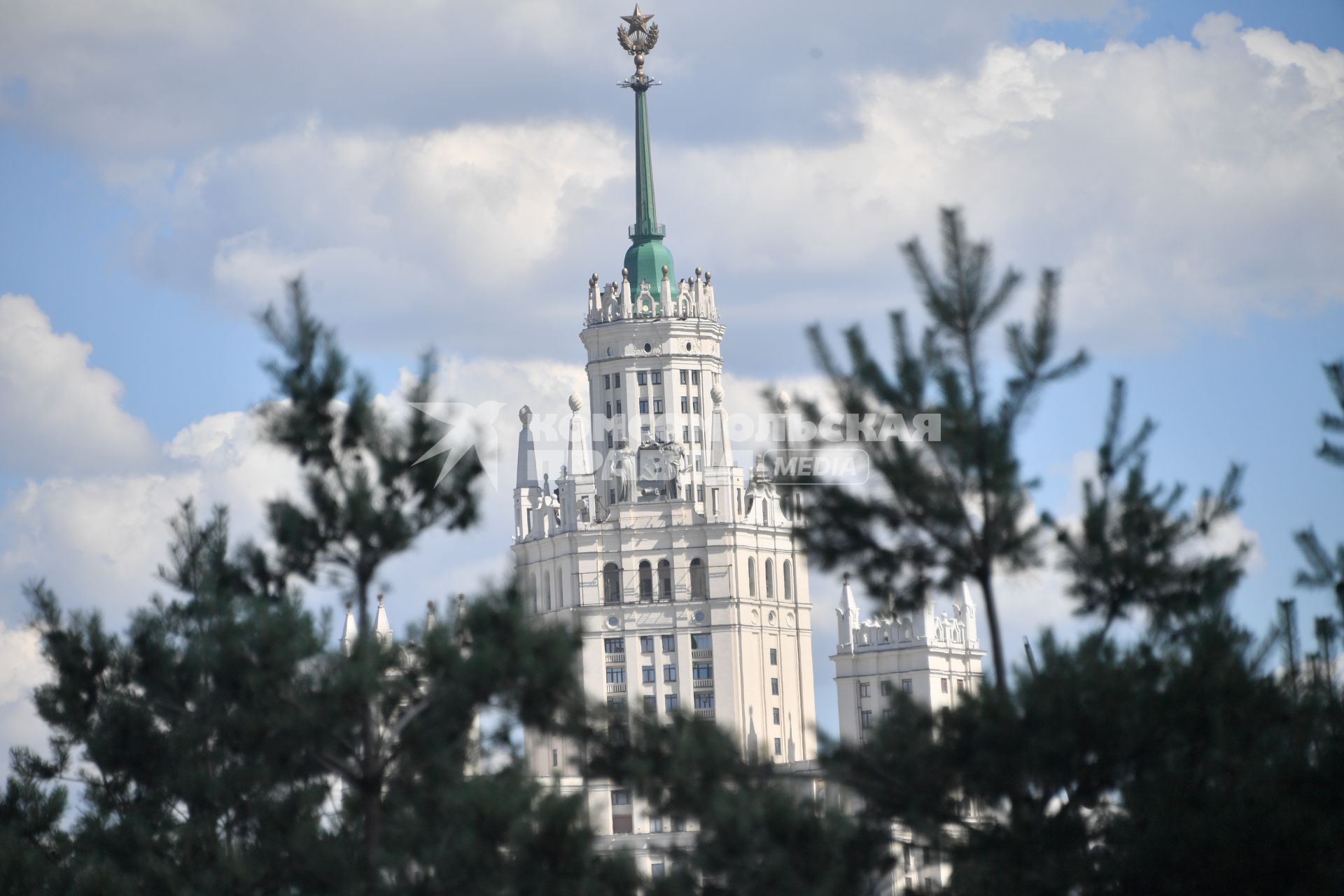 Москва. Вид на высотное здание.