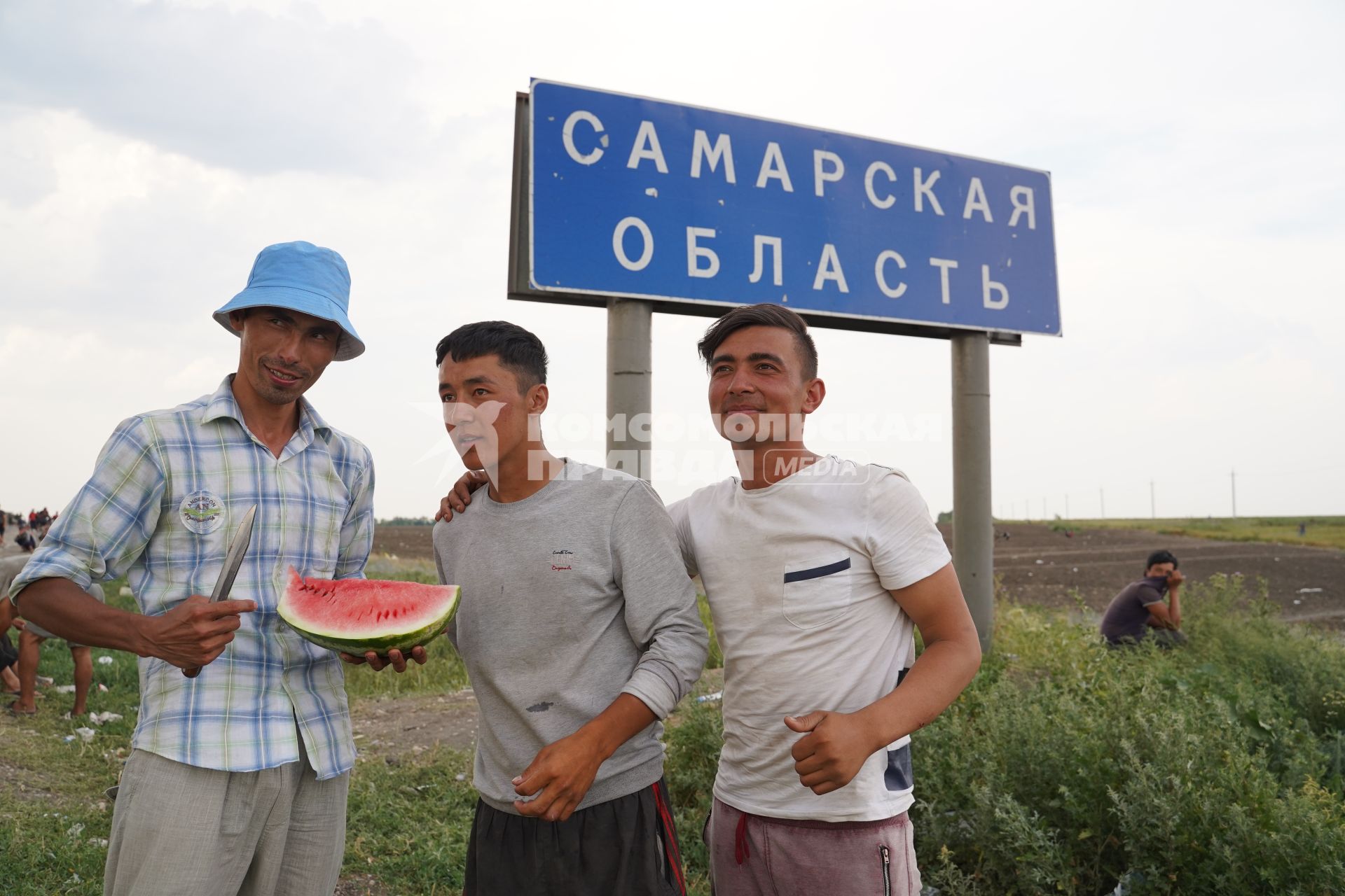 Большая Черниговка, Самарская область. Мигранты в стихийном палаточном лагере на границе Самарской области и Казахстана в ожидании  отъезда на родину.