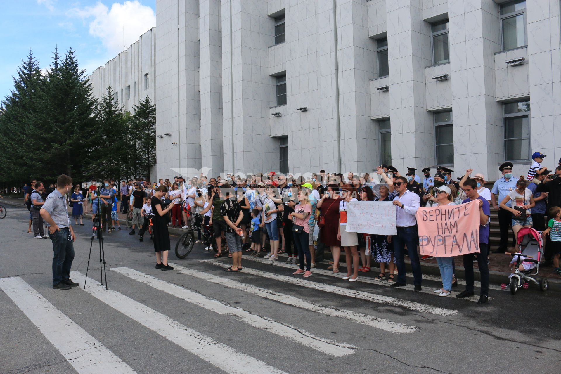 Хабаровск. Участники  несанкционированного митинга в поддержку губернатора Хабаровского края Сергея Фургала.