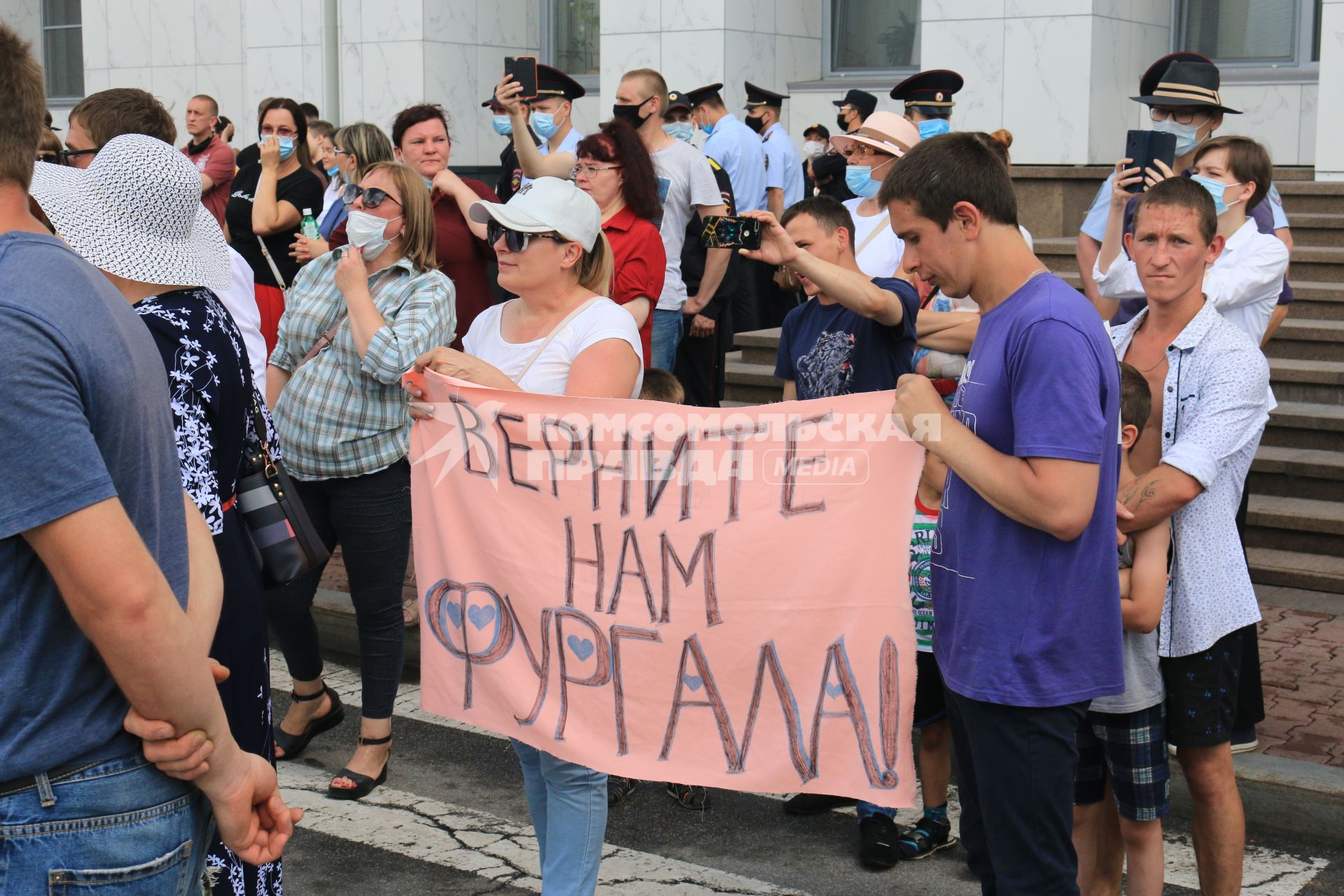 Хабаровск. Участники  несанкционированного митинга в поддержку губернатора Хабаровского края Сергея Фургала.