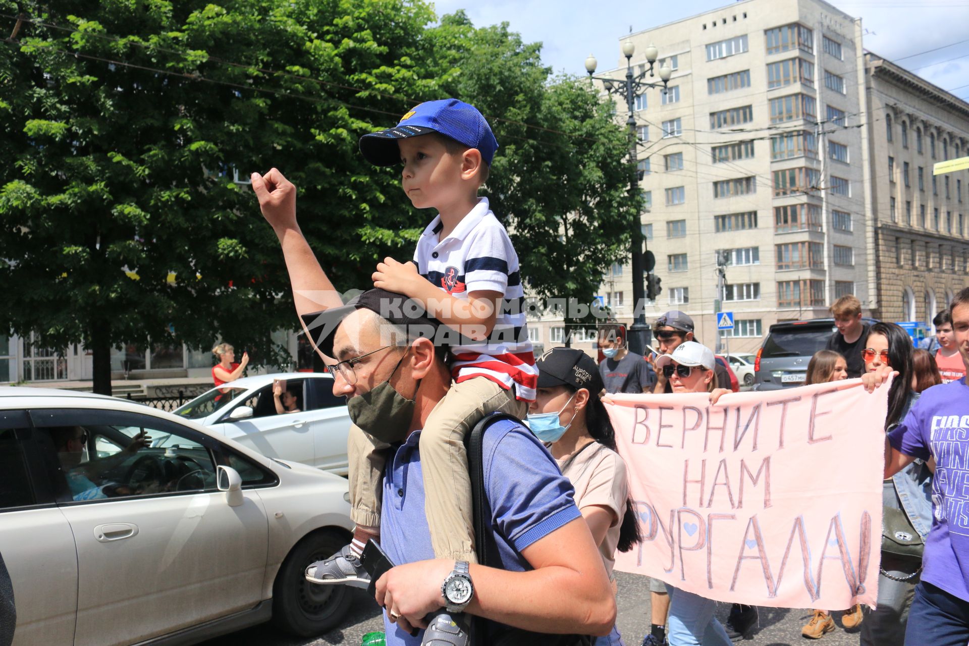 Хабаровск. Участники  несанкционированного митинга в поддержку губернатора Хабаровского края Сергея Фургала.