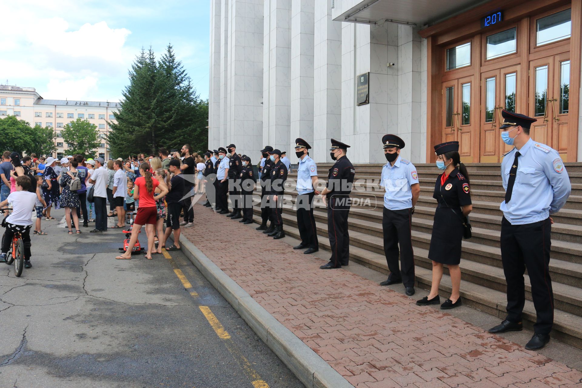 Хабаровск. Участники  несанкционированного митинга в поддержку губернатора Хабаровского края Сергея Фургала.