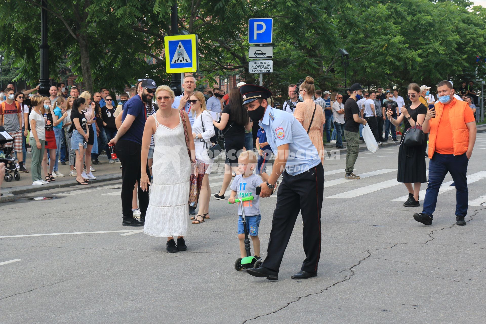 Хабаровск. Участники  несанкционированного митинга в поддержку губернатора Хабаровского края Сергея Фургала.