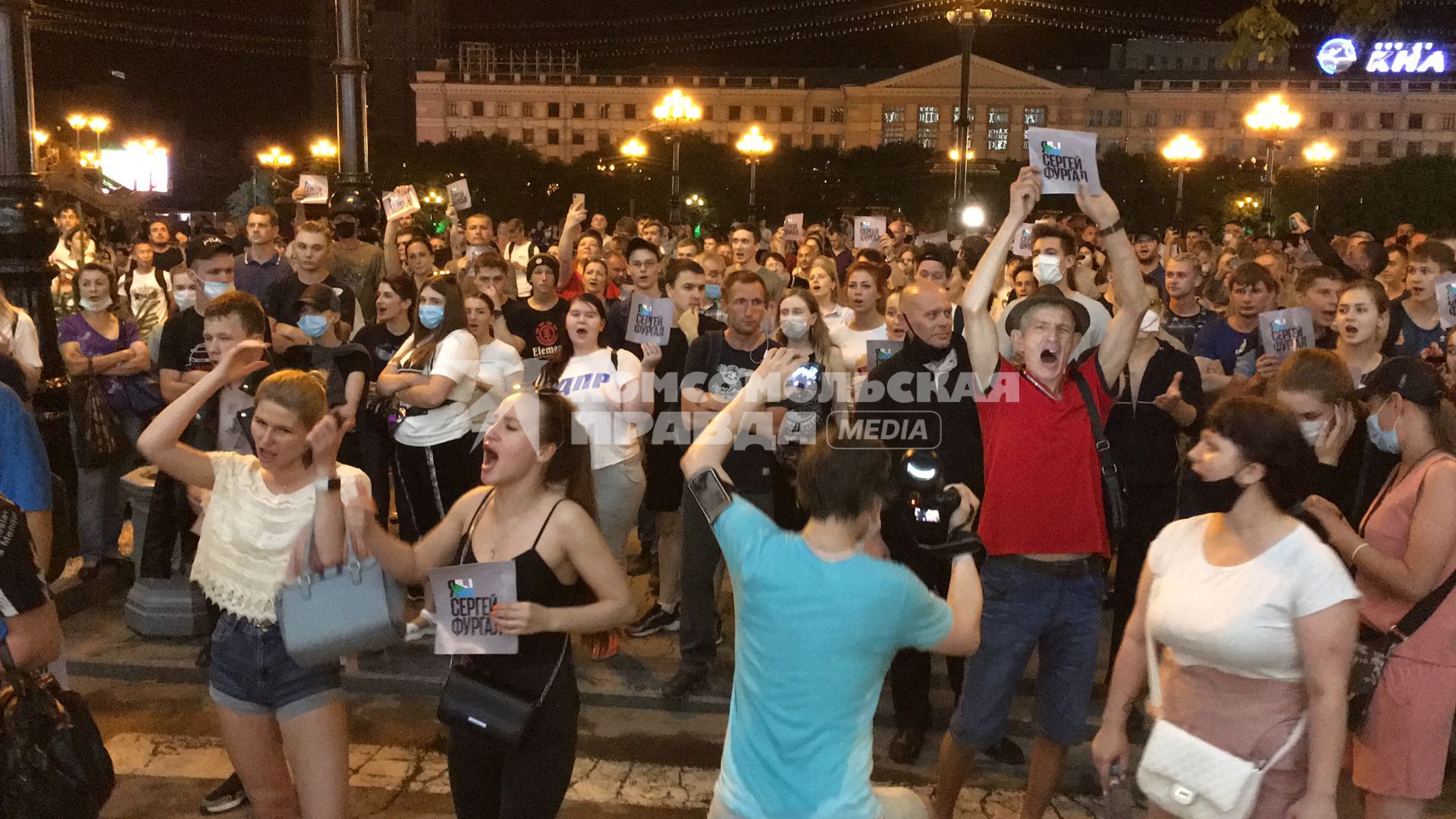 Хабаровск. Участники митинга в поддержку губернатора Хабаровского края Сергея Фургала.