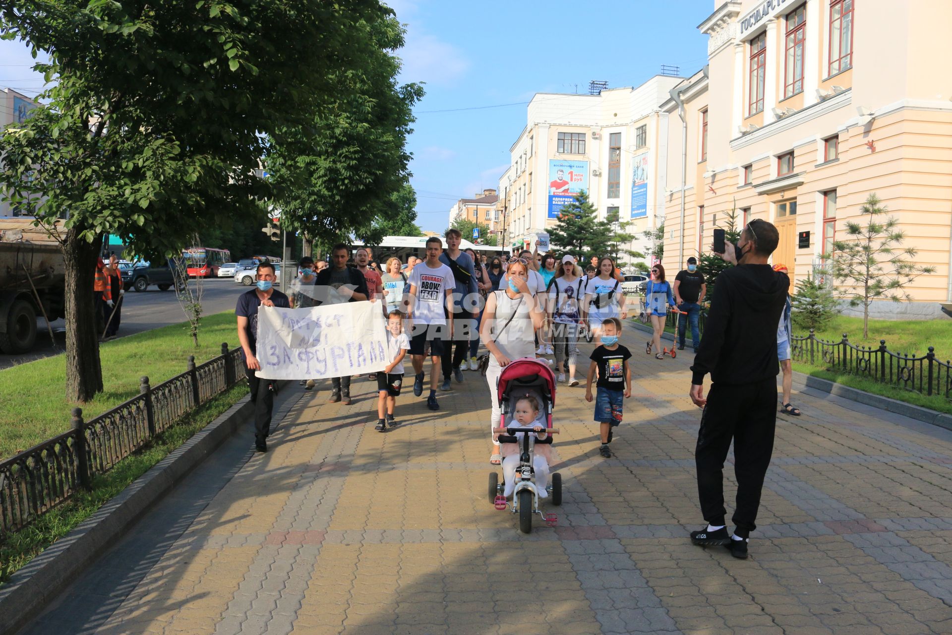 Хабаровск. Участники митинга в поддержку губернатора Хабаровского края Сергея Фургала.