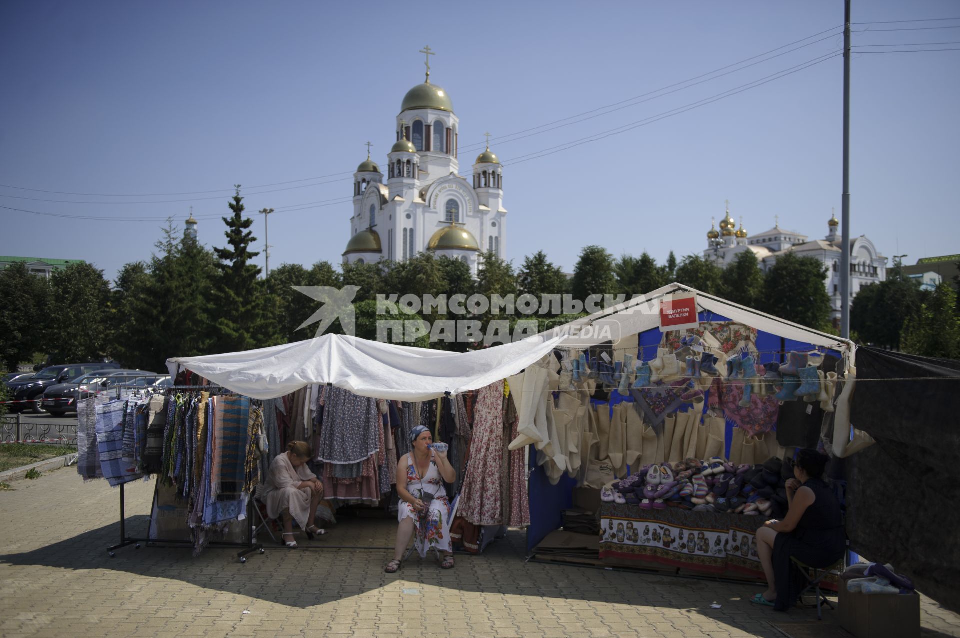 Екатеринбург. \'Царские дни\'. Посетители православной ярмарки у Храма на крови, перед началом традиционного крестного хода в память о убийстве царской семьи Николая II.