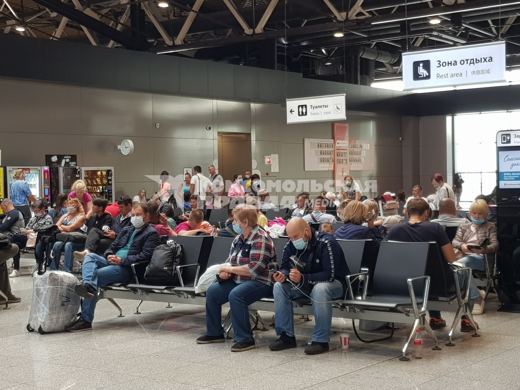 Москва.  Пассажиры  в зале ожидания  аэропорта Шереметьево.