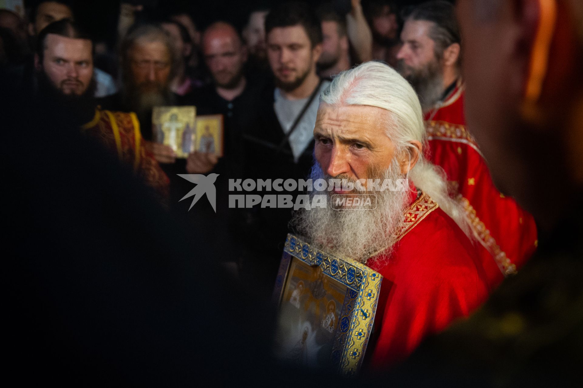 СВердловская область. Среднеуральский женский монастырь где проходит крестный ход в память о гибели семьи последнего российского императора Николая II. 3 июля 2020г Решением епархиального суда настоятель Среднеуральского женского монастыря схиигумен Сергий Романов (Николай Романов) (в центре)  был лишен священного сана и запрещен в служении.