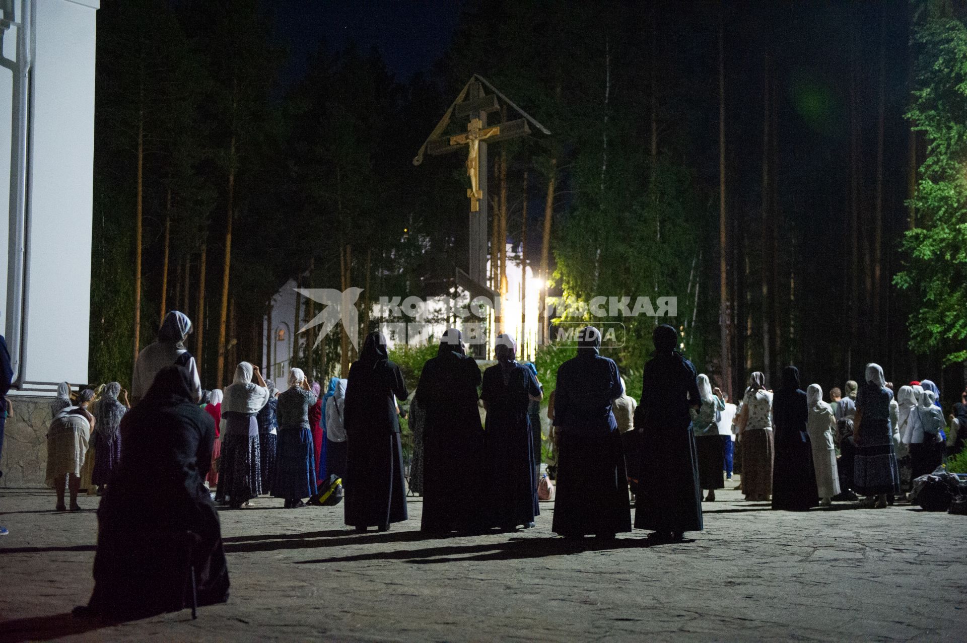 СВердловская область. Среднеуральский женский монастырь где проходит крестный ход в память о гибели семьи последнего российского императора Николая II. 3 июля 2020г Решением епархиального суда настоятель Среднеуральского женского монастыря схиигумен Сергий Романов (Николай Романов)  был лишен священного сана и запрещен в служении.