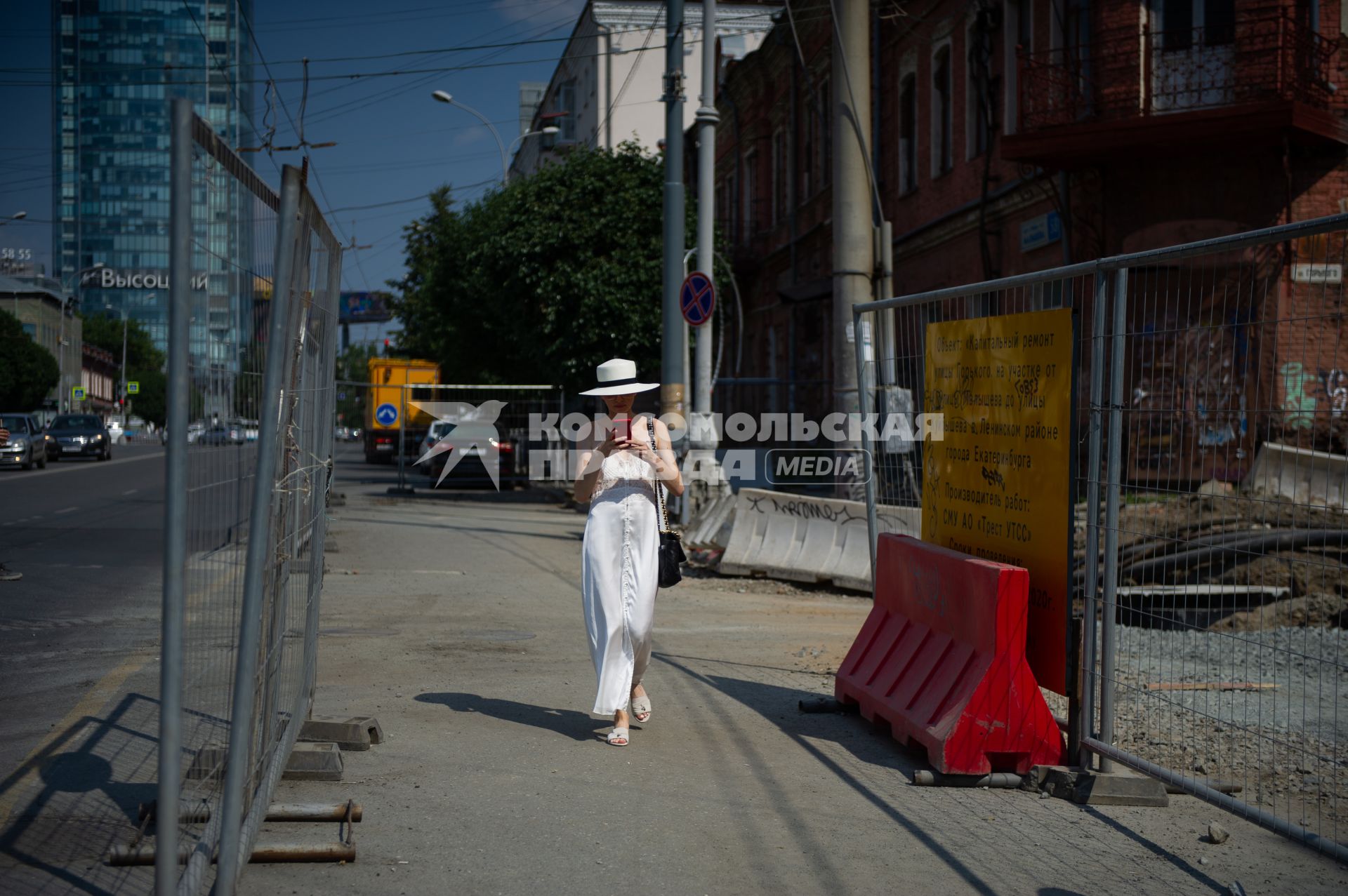 Екатеринбург. Девушка на одной из центральных улиц города во время аномальной жары