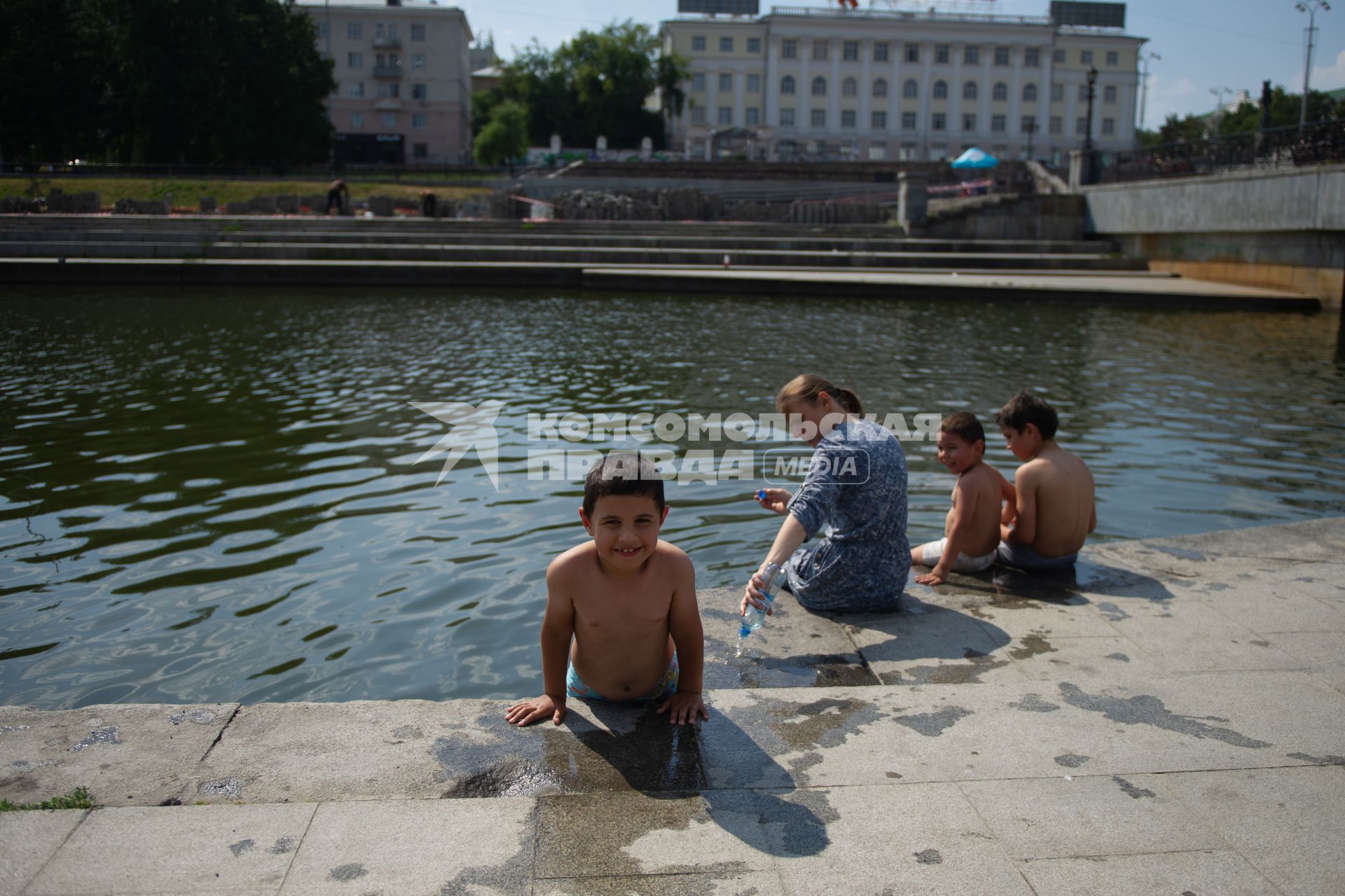 Екатеринбург. Дети купаются в река Исеть в центре города, во время аномальной жары