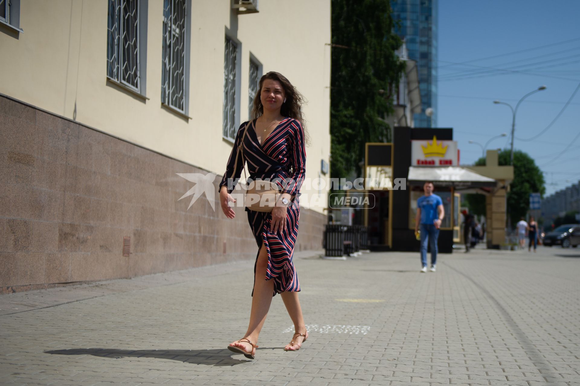 Екатеринбург. Девушка на одной из центральных улиц города во время аномальной жары