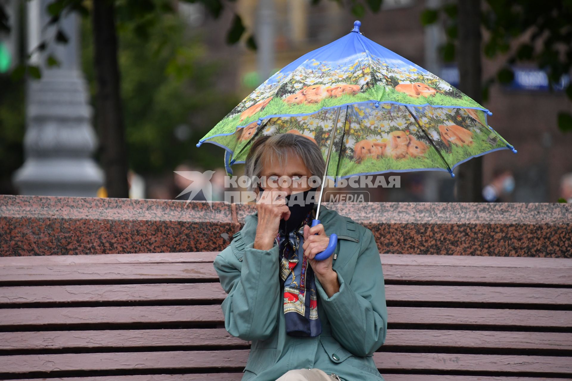 Москва. Пожилая женщина в медицинской маске.