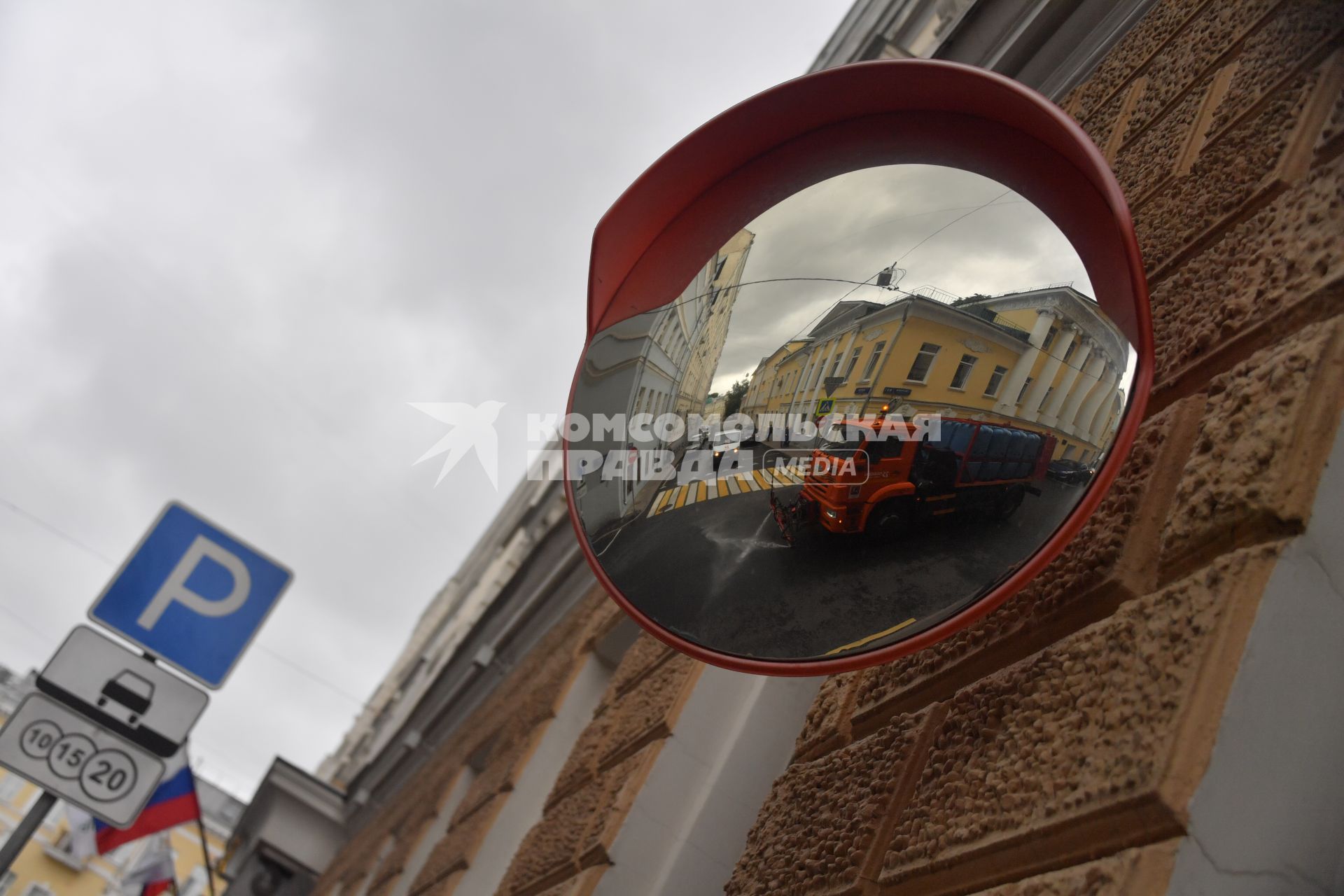 Москва.  Дорожное зеркало  на Потаповский переулок.