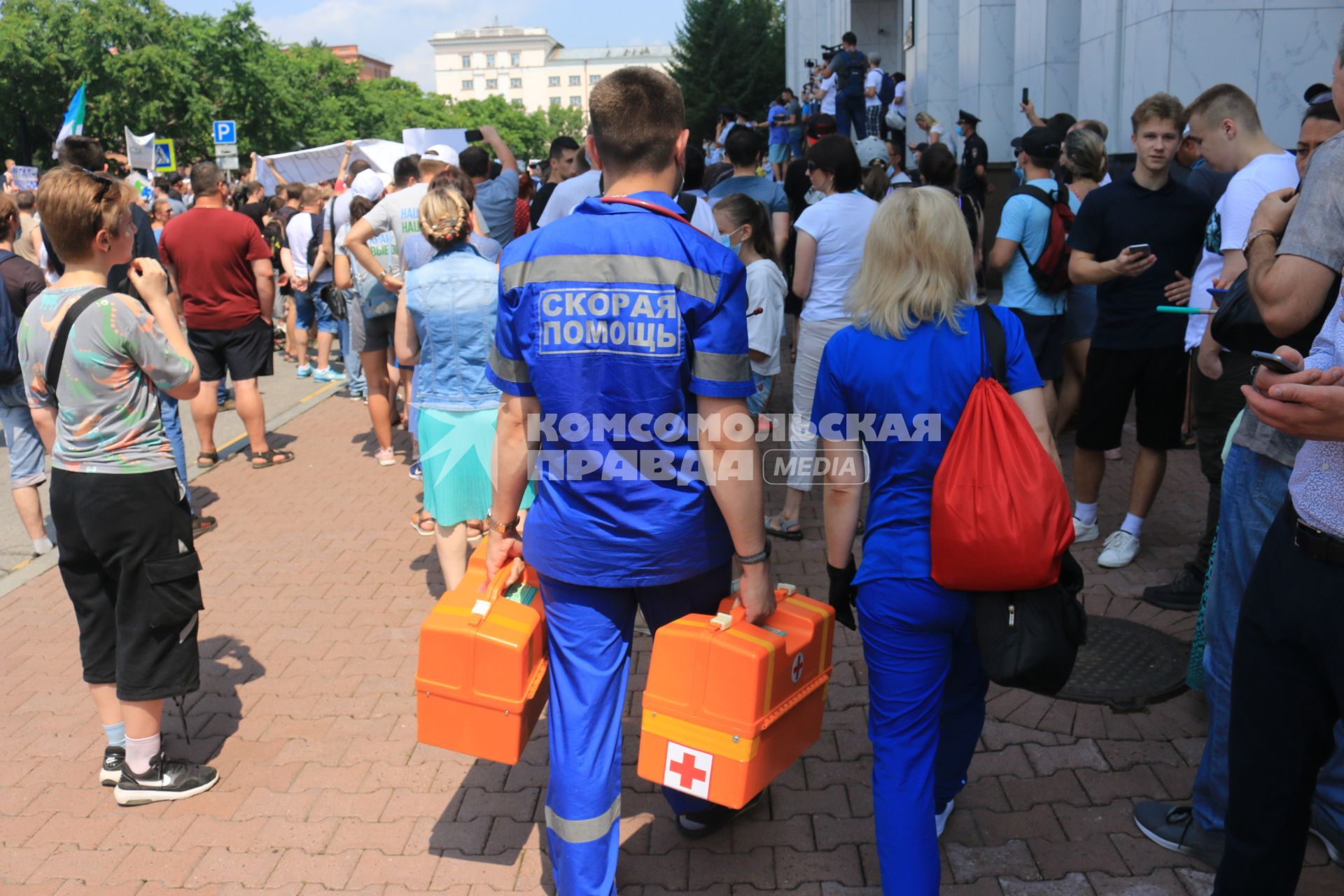 Хабаровск. Сотрудники скорой помощи во время несанкционированного митинга в поддержку губернатора Хабаровского края Сергея Фургала.