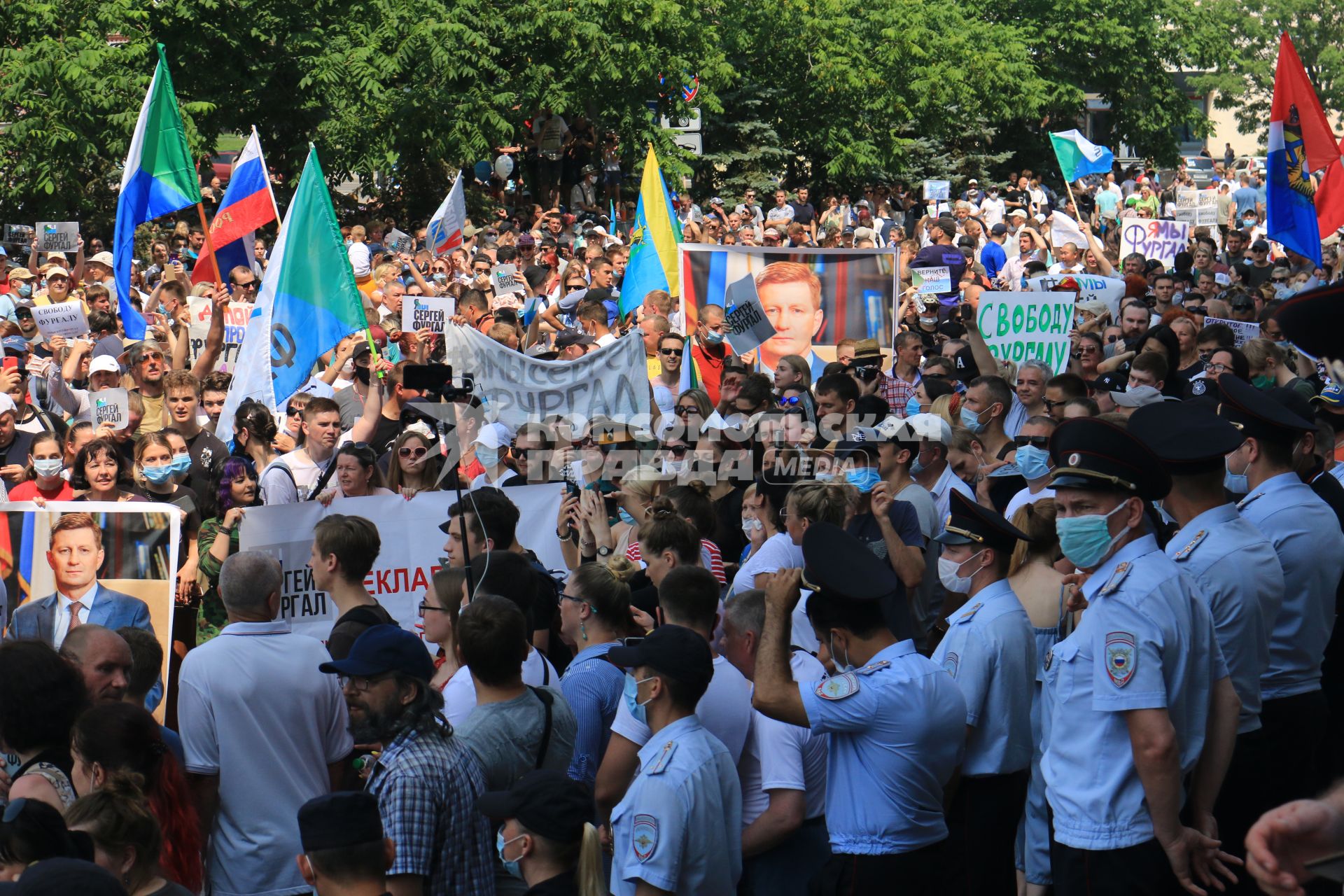 Хабаровск. Участники несанкционированного митинга в поддержку губернатора Хабаровского края Сергея Фургала.
