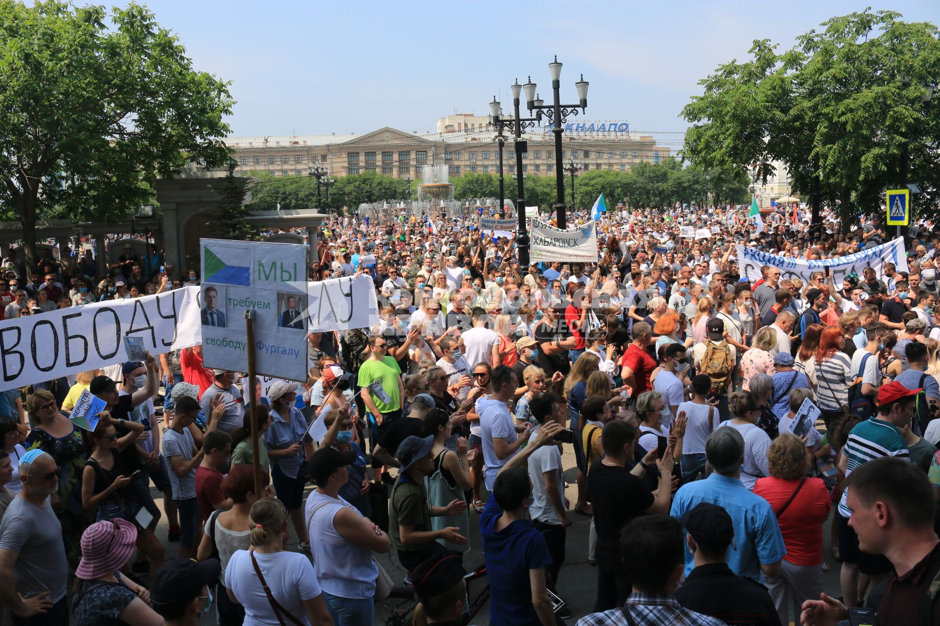 Хабаровск. Участники несанкционированного митинга в поддержку губернатора Хабаровского края Сергея Фургала.