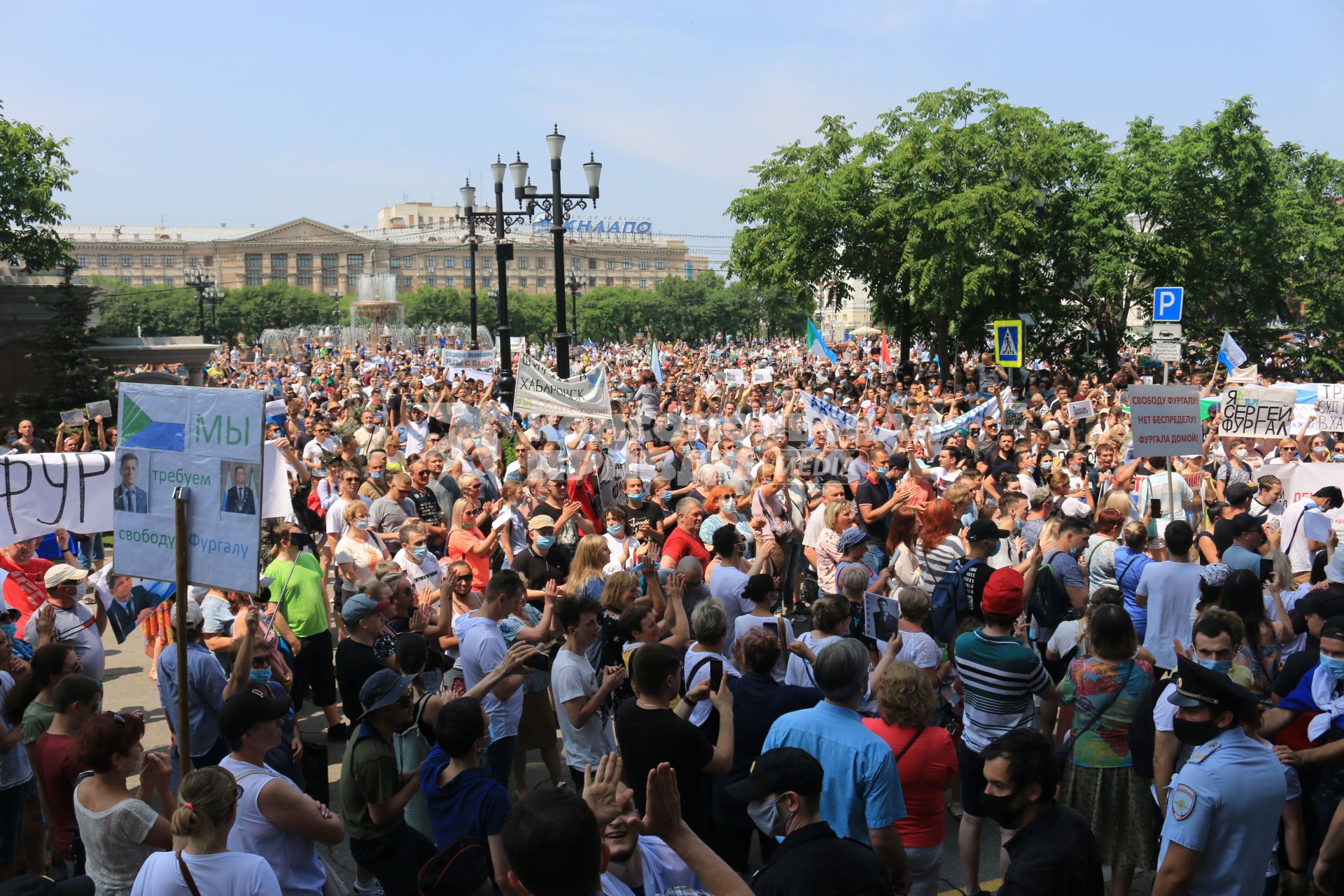 Хабаровск. Участники несанкционированного митинга в поддержку губернатора Хабаровского края Сергея Фургала.