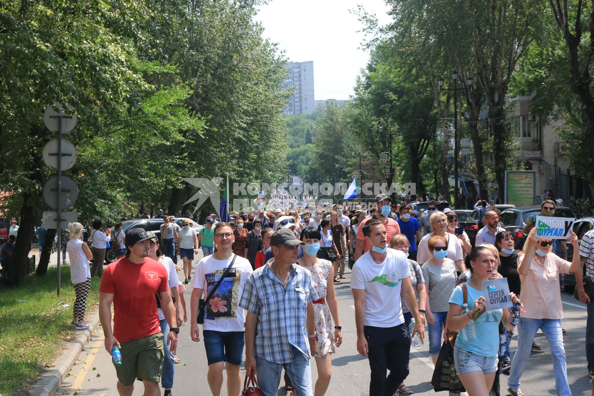 Хабаровск. Участники несанкционированного митинга в поддержку губернатора Хабаровского края Сергея Фургала.