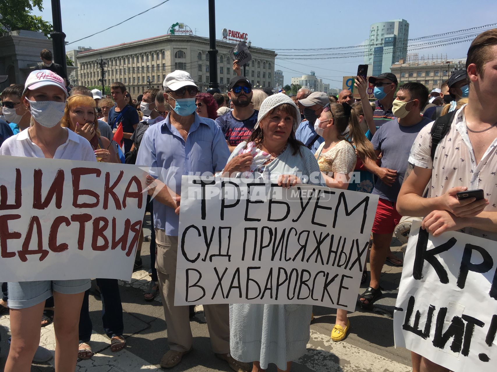 Хабаровск. Участники несанкционированного митинга в поддержку губернатора Хабаровского края Сергея Фургала.