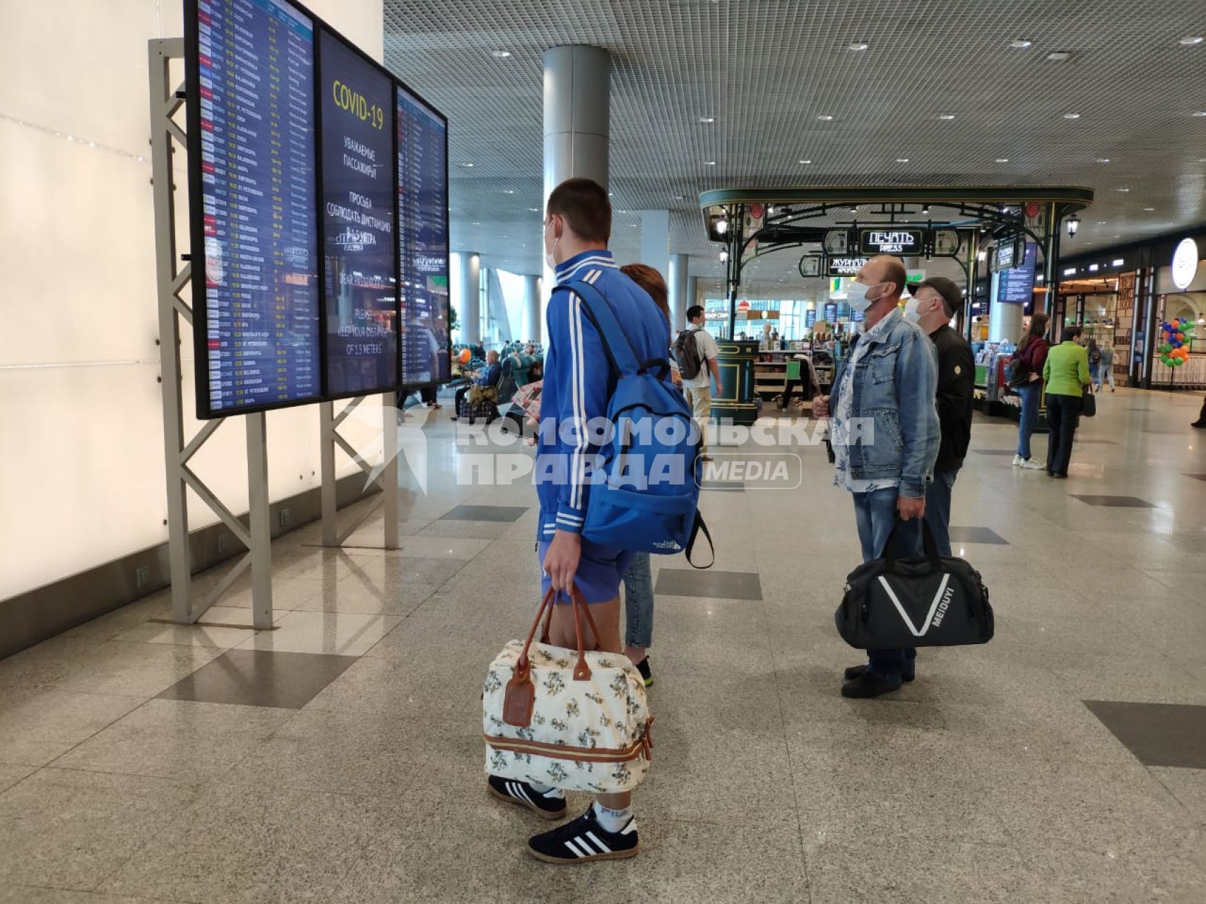 Московская область. Пассажиры в аэропорту Домодедово имени Ломоносова.