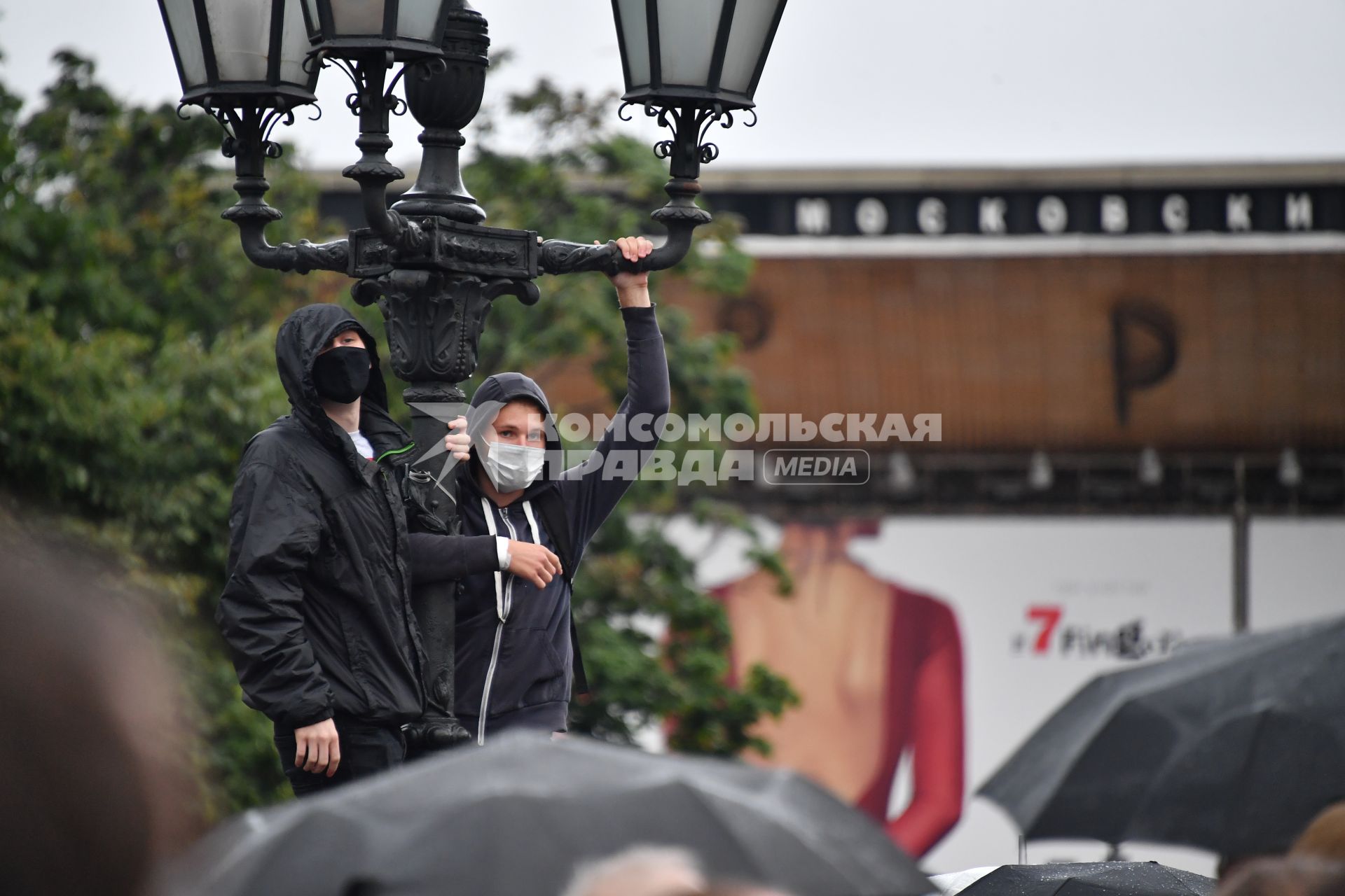 Москва. Участники несанкционированного митинга против признания итогов голосования по Конституции РФ.