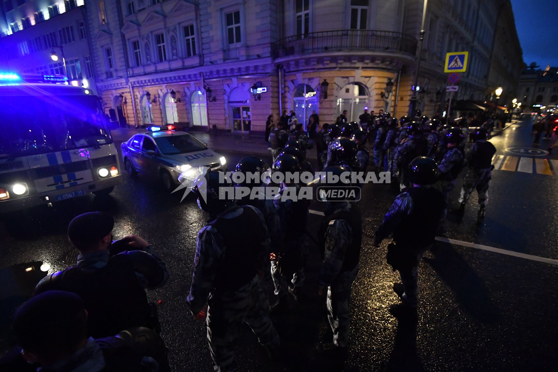 Москва. Сотрудники полиции во время несанкционированного митинга против признания итогов голосования по Конституции РФ.