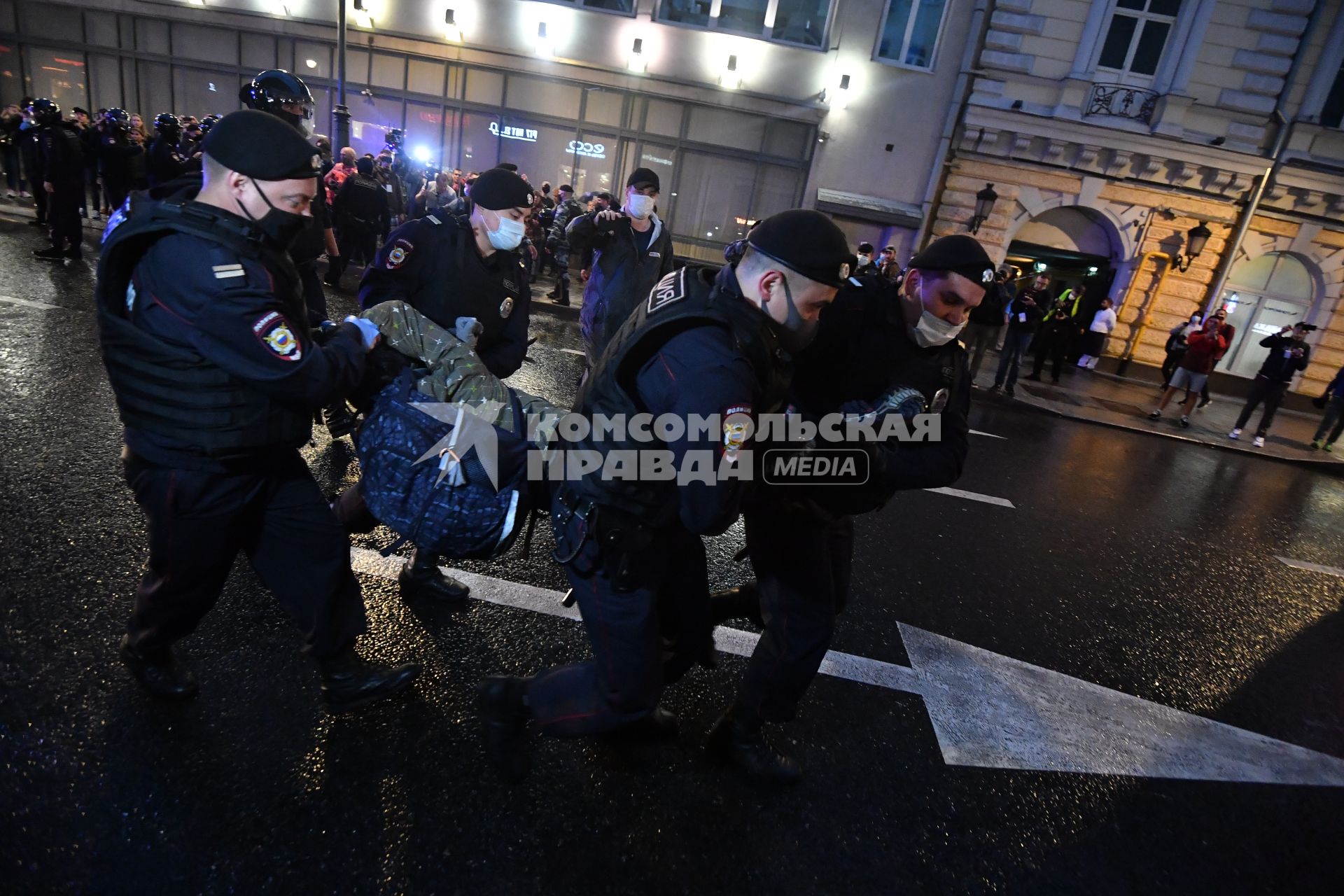 Москва. Сотрудники полиции   во время несанкционированного митинга против признания итогов голосования по Конституции РФ.