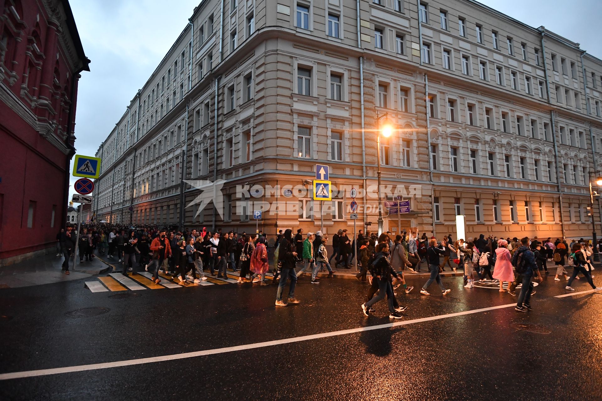 Москва. Участники несанкционированного митинга против признания итогов голосования по Конституции РФ.