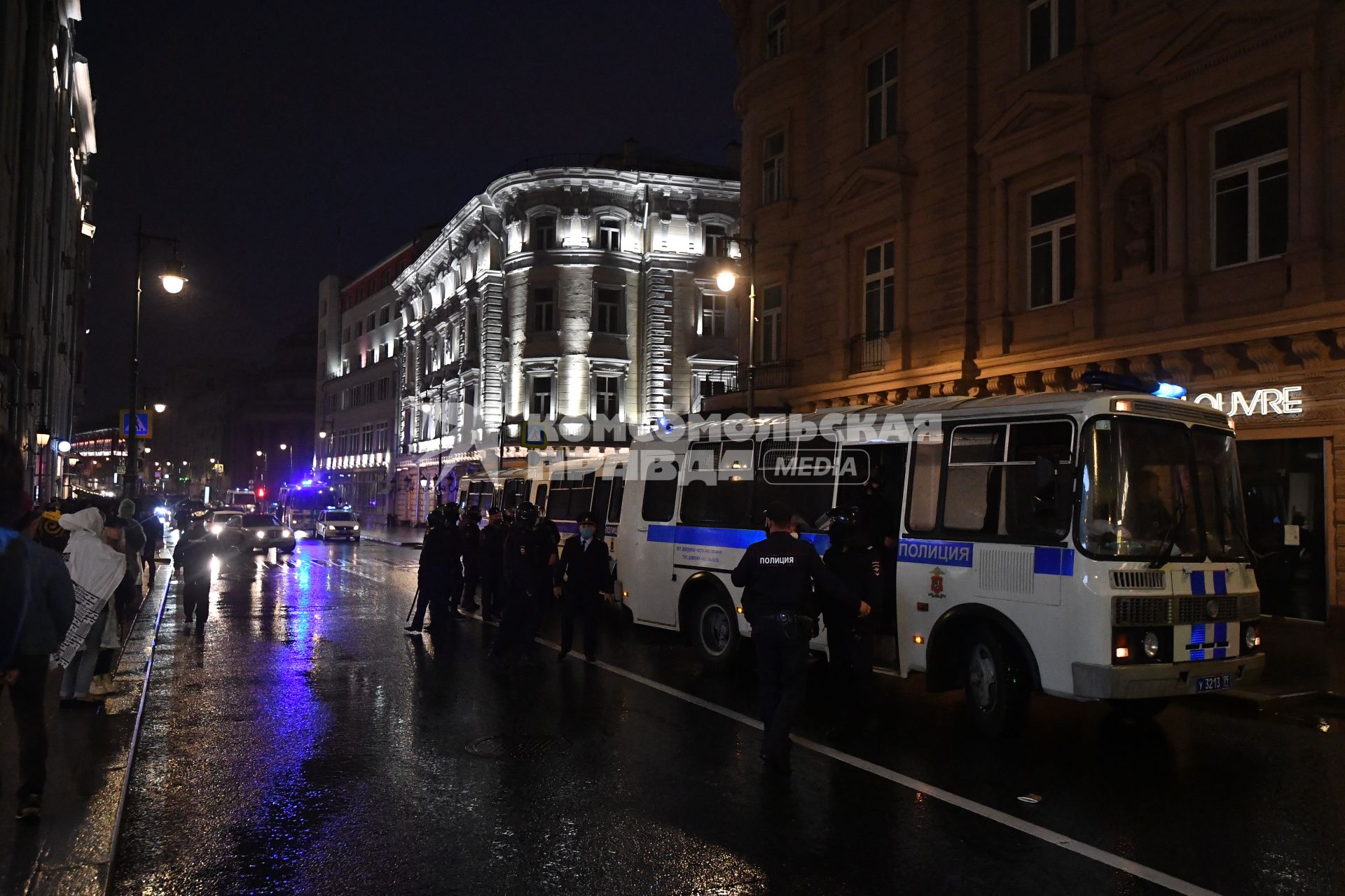 Москва. Сотрудники полиции   во время несанкционированного митинга против признания итогов голосования по Конституции РФ.