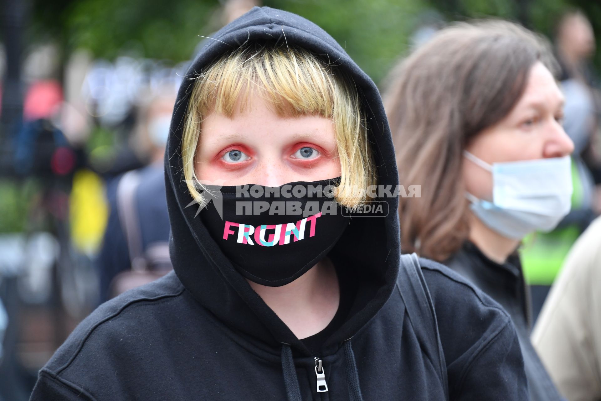 Москва. Участница несанкционированного митинга против признания итогов голосования по Конституции РФ.