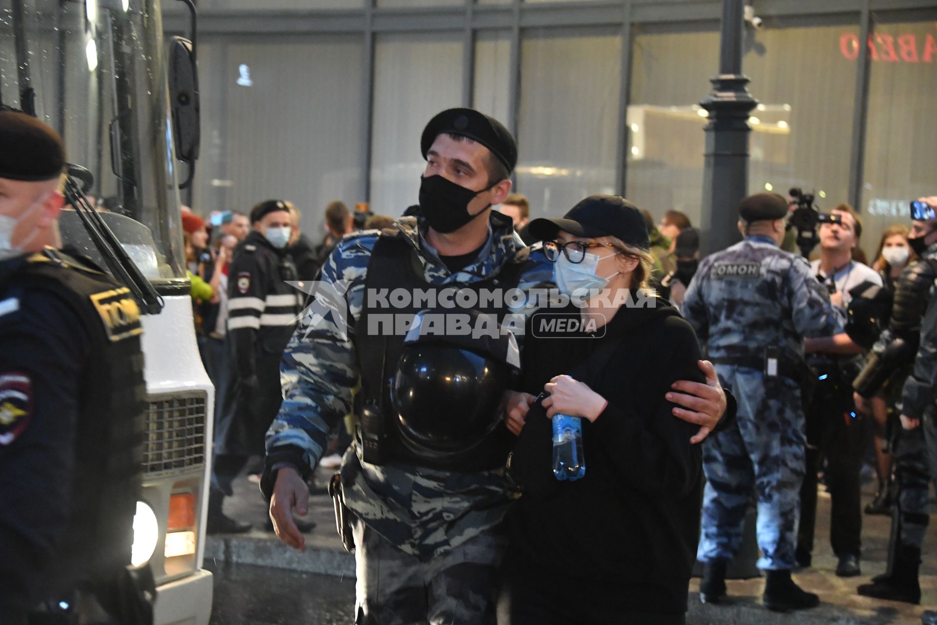 Москва. Сотрудники полиции   во время несанкционированного митинга против признания итогов голосования по Конституции РФ.