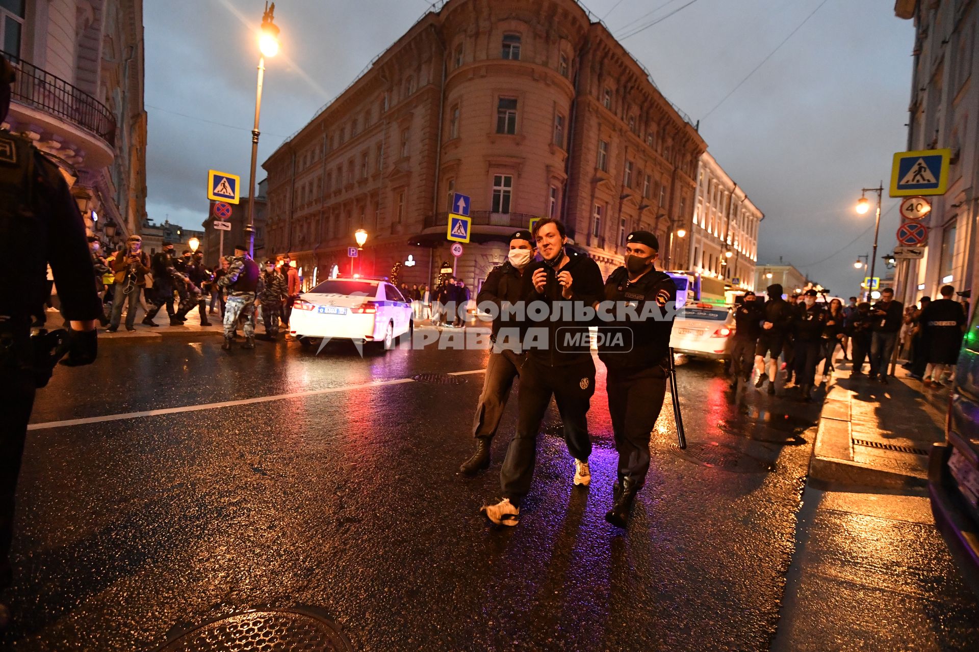 Москва. Сотрудники полиции   во время несанкционированного митинга против признания итогов голосования по Конституции РФ.