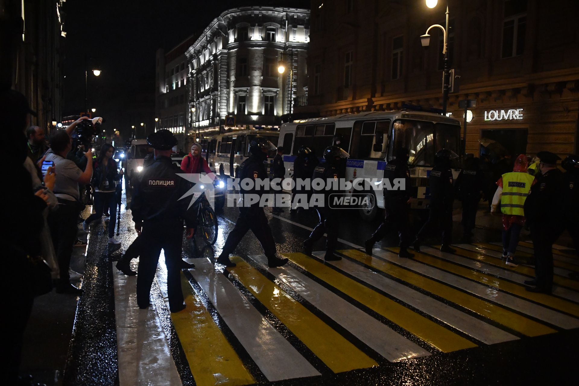 Москва. Сотрудники полиции во время несанкционированного митинга против признания итогов голосования по Конституции РФ.