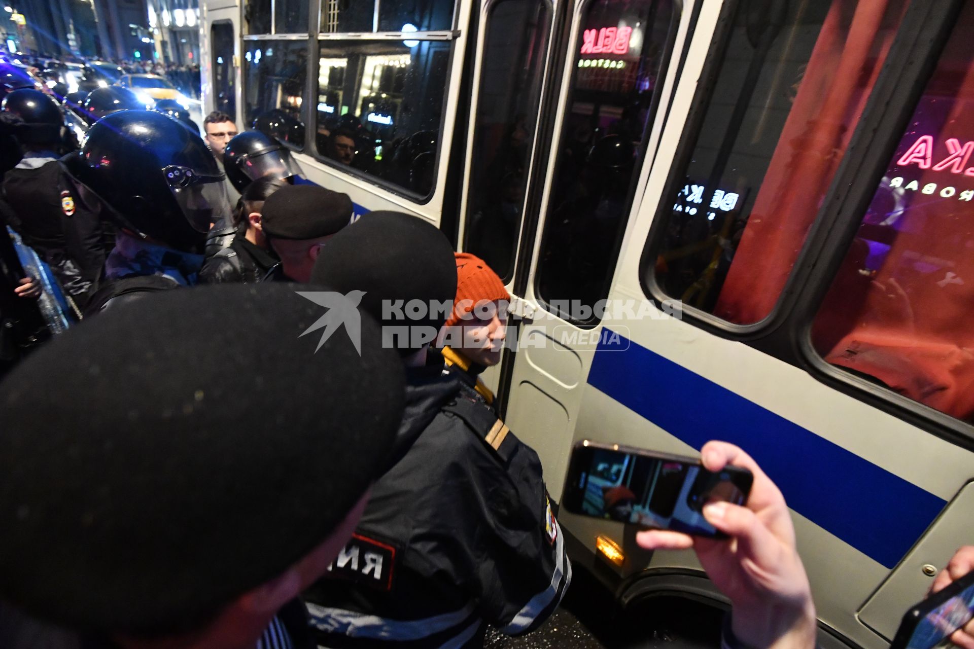 Москва. Сотрудники полиции во время несанкционированного митинга против признания итогов голосования по Конституции РФ.