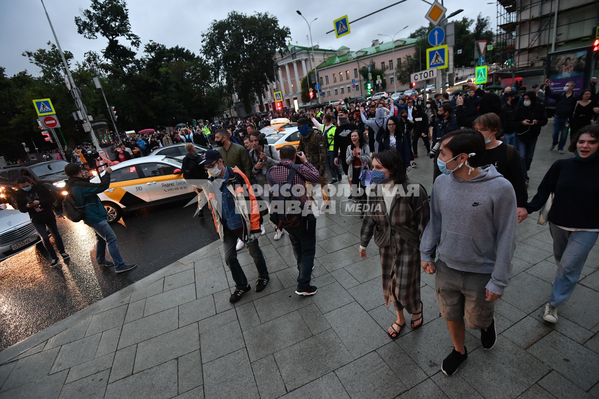 Москва. Участники несанкционированного митинга против признания итогов голосования по Конституции РФ.