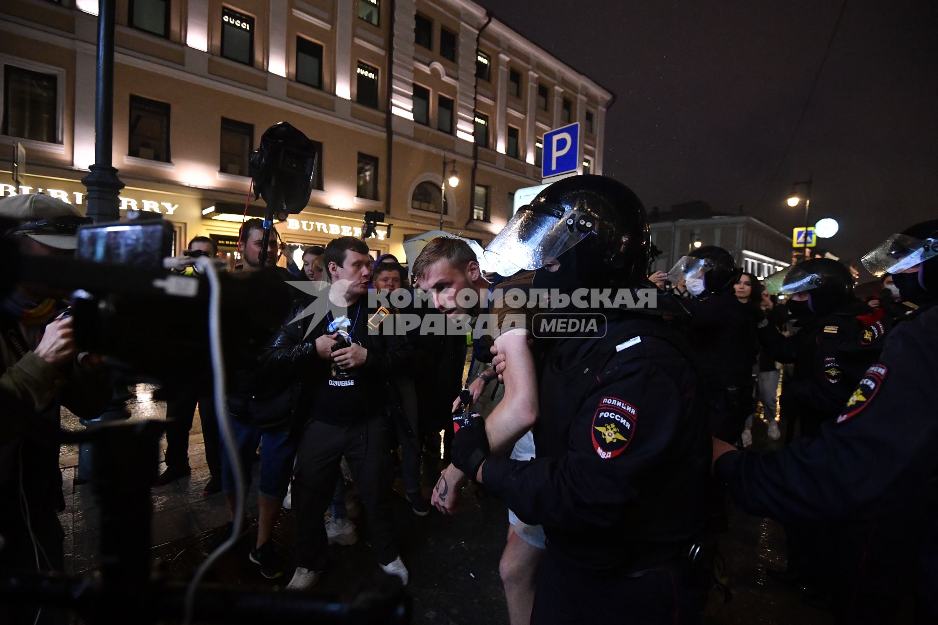 Москва. Сотрудники полиции   во время несанкционированного митинга против признания итогов голосования по Конституции РФ.