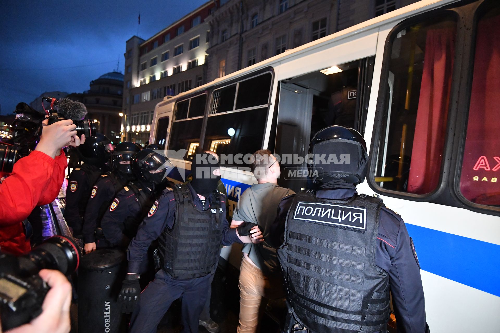 Москва. Сотрудники полиции   во время несанкционированного митинга против признания итогов голосования по Конституции РФ.