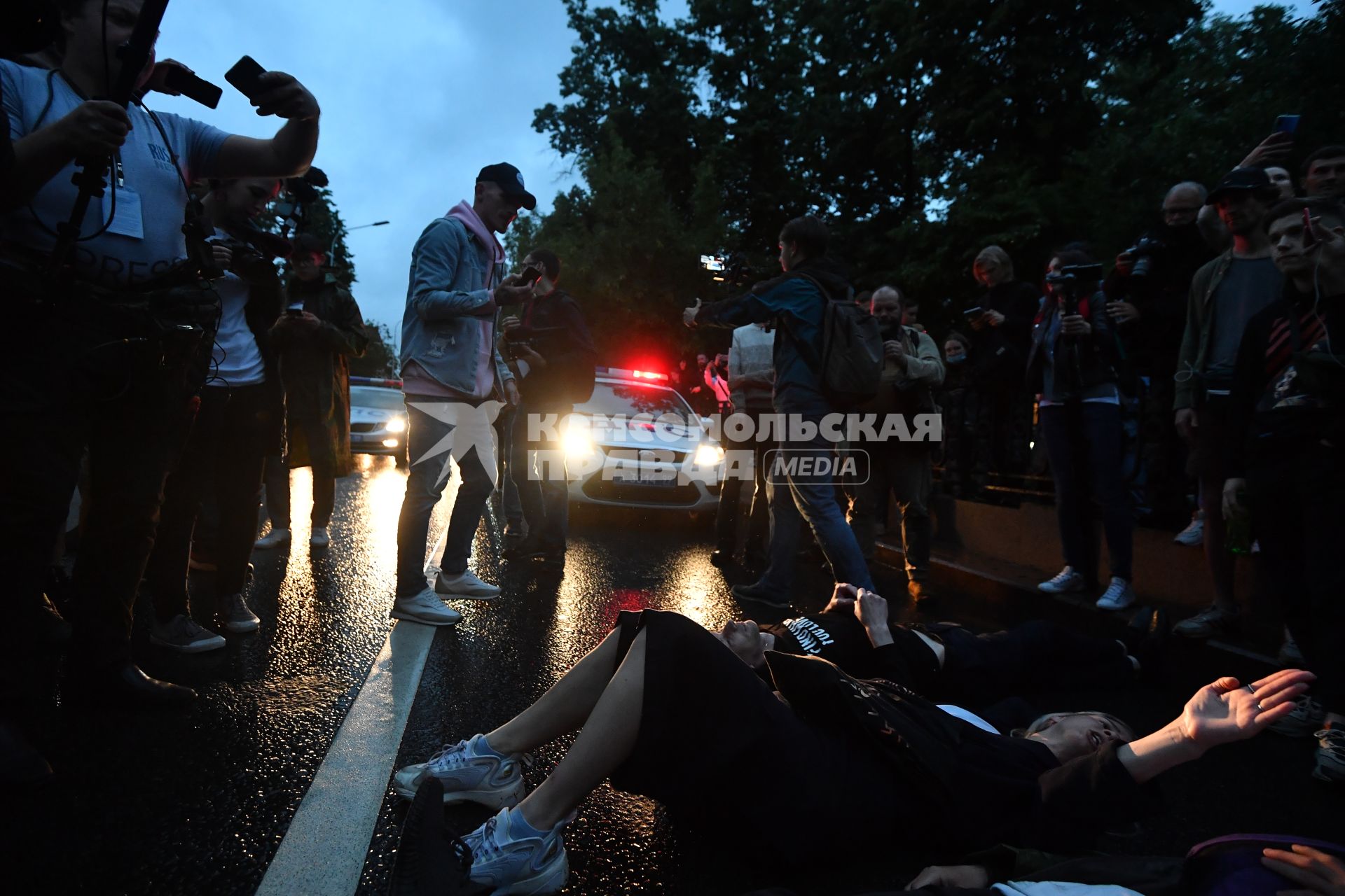 Москва. Участники несанкционированного митинга против признания итогов голосования по Конституции РФ.