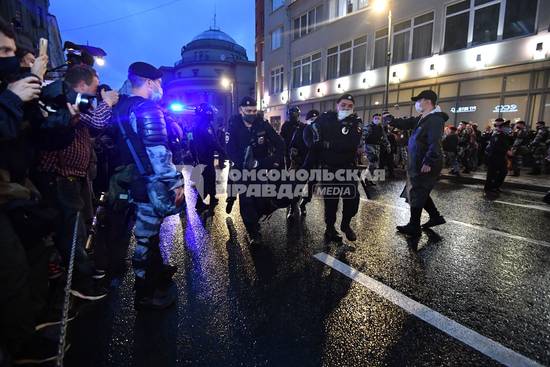 Москва. Сотрудники полиции   во время несанкционированного митинга против признания итогов голосования по Конституции РФ.