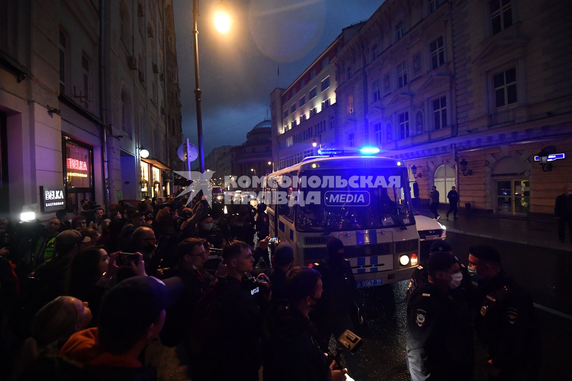 Москва. Сотрудники полиции во время несанкционированного митинга против признания итогов голосования по Конституции РФ.