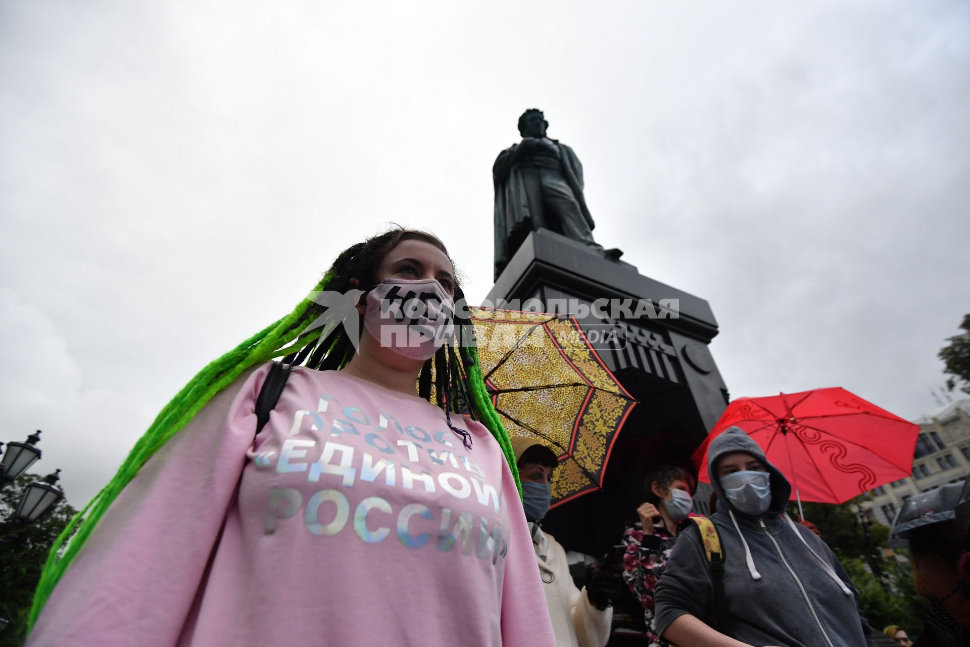 Москва. Участники несанкционированного митинга против признания итогов голосования по Конституции РФ  на Пушкинской площади.