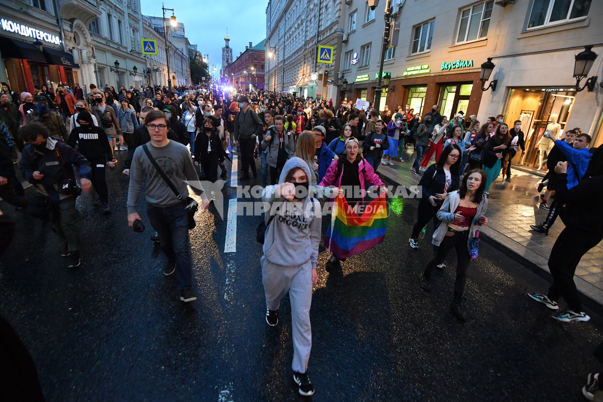 Москва. Участники несанкционированного митинга против признания итогов голосования по Конституции РФ.