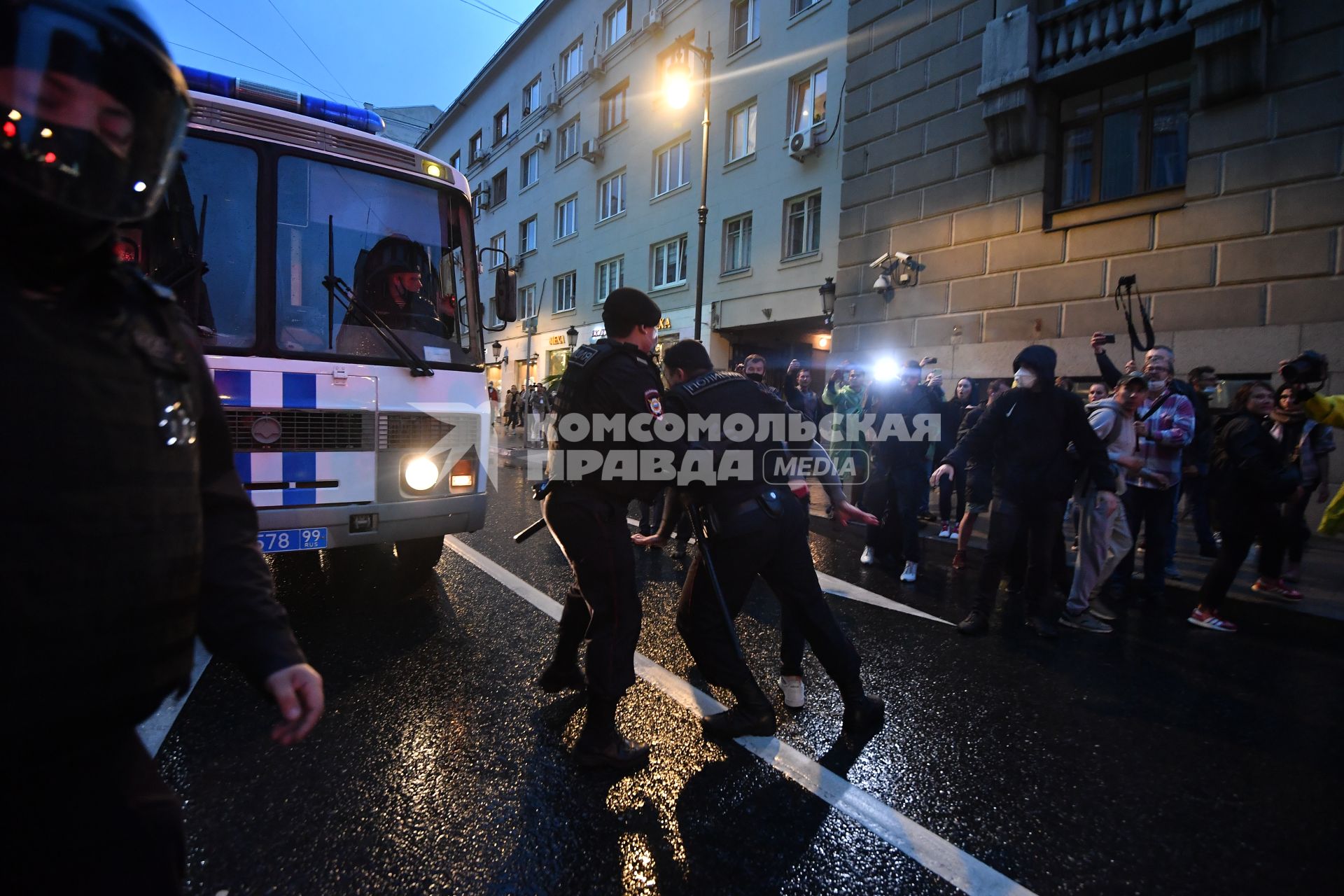 Москва. Сотрудники полиции   во время несанкционированного митинга против признания итогов голосования по Конституции РФ.