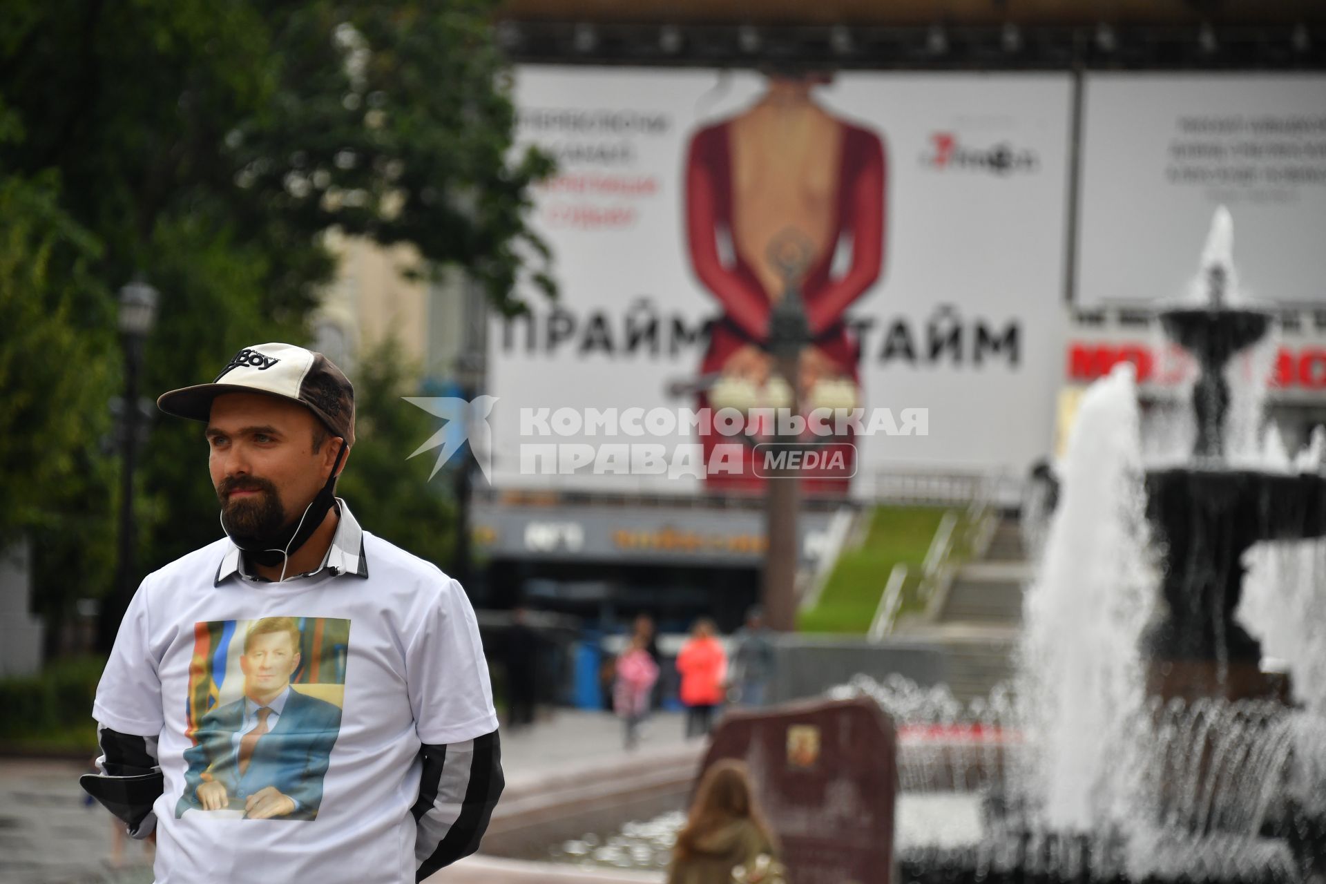 Москва. Участник несанкционированного митинга против признания итогов голосования по Конституции РФ.