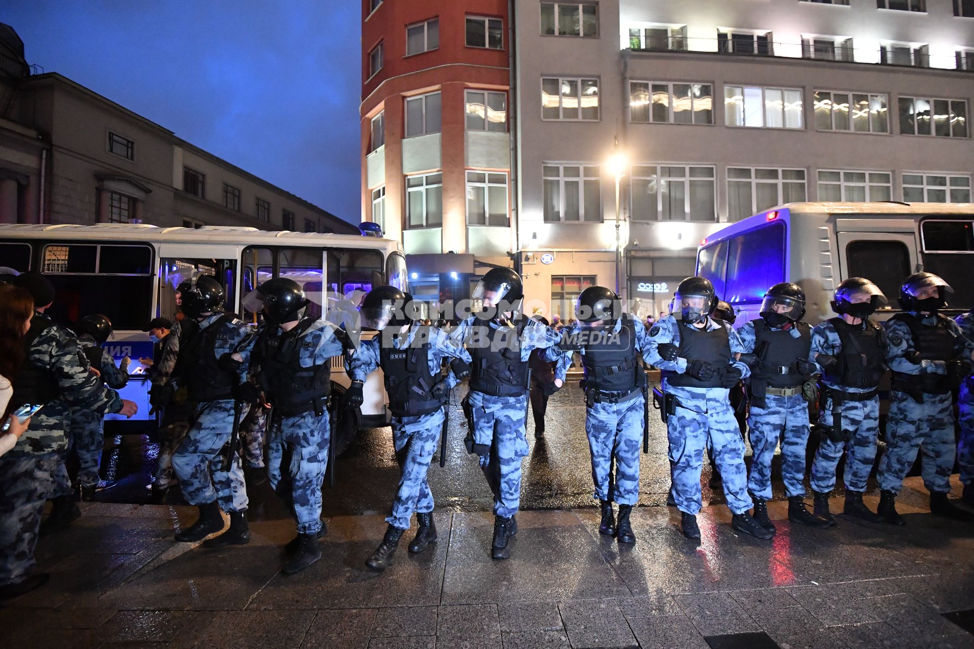 Москва. Сотрудники полиции   во время несанкционированного митинга против признания итогов голосования по Конституции РФ.