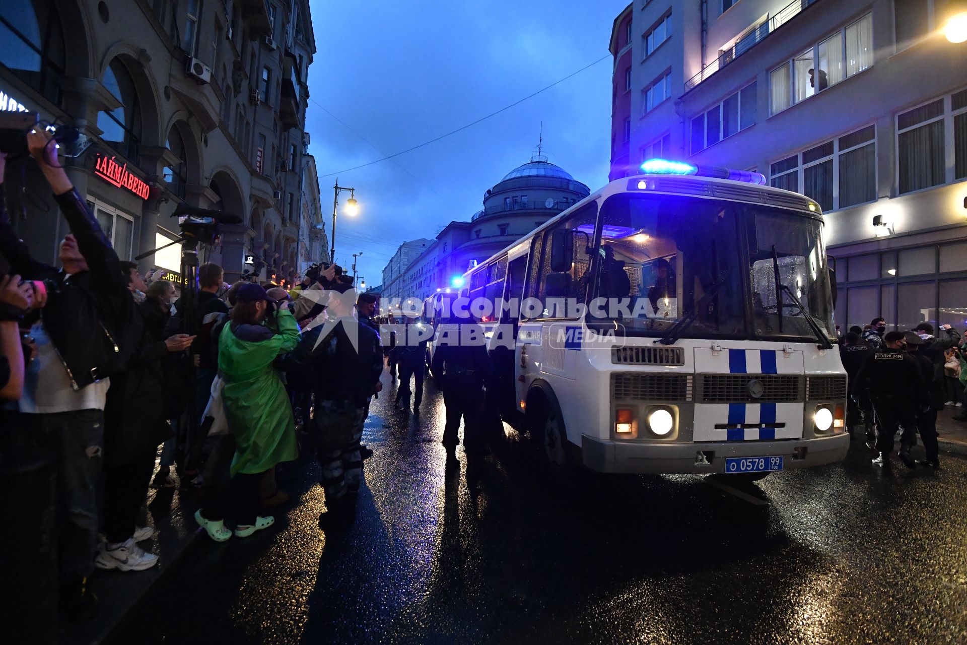 Москва. Сотрудники полиции   во время несанкционированного митинга против признания итогов голосования по Конституции РФ.